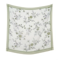 Detaillierte Textur des 110cm Seiden-Halstuchs mit grünem Blumenmuster und Laserdruck - 110*110CM / Grüner Rahmen Hellgrün Streublumen (24#)