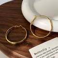 Detailansicht großer goldener Creolen mit klassischem mehrlagigem Rautenmuster und Glanz - 4cm Creolen / Gold