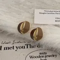 Boucles d'oreilles dorées vintage avec émail marron sur fourrure blanche et toile - Style Géométrique Incurvé Minimaliste Marron (A-659)