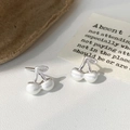 Primo piano di orecchini a lobo a forma di ciliegia in argento satinato con finitura spazzolata - Orecchini a Bottone a Ciliegia Spazzolati Argento / Argento