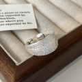 Verstellbarer geflochtener Silberring mit polierten Endkugeln auf einer Leinen-Schmuckbox - C-166 Silberner Ring
