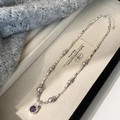 Dettaglio collana in argento con gemma viola quadrata e perle grigie in scatola regalo - Collana di perle e zirconi viola