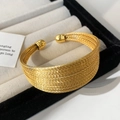 Brazalete abierto de lujo con textura de múltiples capas doradas y bolas pulidas - Pulsera Dorada (D-296)