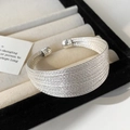 Vista detallada del brazalete de plata de varios hilos trenzados con extremos esféricos - Pulsera Plateada (D-296)