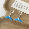 Dettaglio di orecchini a cerchio in argento con ciondoli a coda di pesce blu smaltati - Orecchini a Coda di Balena in Smalto Blu