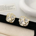 Détail de boucles d'oreilles fleurs irrégulières avec texture argent et bord doré - Boucles d'oreilles Clous Bicolores Or et Argent