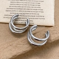 Minimalistische zilveren drielaagse metalen oorringen met een gepolijste afwerking - Drielaagse Ronde Grote Stijl (A-56)