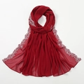 Vue détaillée d'un foulard en mousseline rouge foncé avec bordure en dentelle fleurie - Rouge Vin