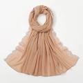 Detail eines kamelfarbenen Schals mit feiner weißer Spitzenstickerei und Chiffon-Stoff - Helles Kamel