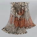 Sciarpa leggera in chiffon con stampa leopardata ed eleganti motivi a contrasto - Caffè Scuro
