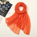 Detailansicht eines leichten hellorangen Chiffon-Schals mit Perlen und Magazin-Dekor - Orange