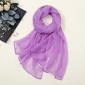 Detail eines lila Chiffon-Schals mit weicher Faltenstruktur und Rollsaum-Verarbeitung - Helllila