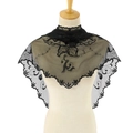 Detail von elegantem schwarzem Spitzen-Schultertuch mit Blumenstickerei und Wellensaum - Schwarz