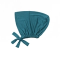 Λεπτομέρεια του modal hijab undercap σε πετρόλ χρώμα με μαλακή υφή και ρυθμιζόμενα κορδόνια - Γαλαζοπράσινο
