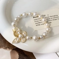 Vue détaillée du bracelet de perles avec pendentif papillon en cristal sur plateau céramique - Bracelet en Perles Papillon Blanc (B-156)