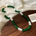 Dettaglio della collana di perline di vetro verdi e bianche con chiusura dorata - Bianco/Verde Scuro