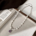 Détail d'un collier de perles vintage avec pendentif en pierre violette carrée et fermoir argent - Collier Perle Blanche Zircon Violet