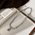 Détail du collier de perles grises avec pendentif gemme violette et fermoir argenté - Collier Perle Grise Zircon Violet