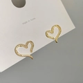 Pendientes de corazón dorados con circonitas brillantes en tarjeta de presentación blanca - Dorado