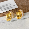 Dettaglio di orecchini a C placcati in oro con zirconi rettangolari incastonati - Stile Intrecciato Zirconia Oro
