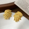 Detailaufnahme goldener geflochtener Ohrstecker mit Vintage-Metallstruktur in Wellenoptik - Gold