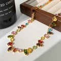 Detalle de circonitas de colores multiforma en un lujoso collar bañado en oro - Collar de circonia multicolor dorada