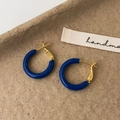 Dettaglio di orecchini a cerchio dorati vintage con finitura in smalto blu reale - Blu (2cm)