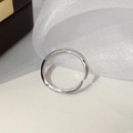 Vista macro de un anillo ajustable plateado con diseño de metal líquido ondulado - Plateado