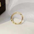 Vista detallada de un anillo dorado ajustable con textura de lava líquida - Dorado