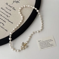 Vue détaillée du collier de perles avec perles dorées et pendentif papillon en zircon - Collier en Perles Papillon Blanc (B-156)