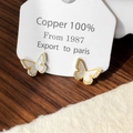 Detail van vlinder oorbellen met witte schelpvleugels en ingelegde zirkonia steentjes - Witte vlinder oorknopjes met micro-inlay
