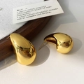 Detailaufnahme eines polierten goldenen Wassertropfen-Ohrsteckers auf neutralem Grund - Gold