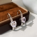 Vista macro di orecchini a cuore in zircone argento con dettagli micro-pave su velluto - Argento