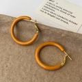 Detail von tiefroten Emaille-Creolen mit Gold-Finish auf vintage Papier-Hintergrund - 3cm Karamellbraun Creolen