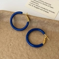 Detail der S925 Silberpunze auf den königsblauen Emaille-Creolen mit Goldfinish - 3cm Blau Creolen