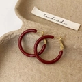 Close-up van dieprode emaille oorringen met gouden haken op handgemaakt label - 3cm Ankara Rood Ring