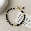 Detalle del collar de cuentas de cristal negro vintage con cierre dorado ajustable - Pulsera de cristal negro