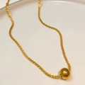 Elegante goldene Halskette mit poliertem Kugelanhänger an einer schimmernden Sternenkette - Gold