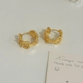 Detailansicht vergoldeter hohlherz-ohrringe mit filigranem gewebe-muster im vintage-stil - Stud Ohrringe / Gold