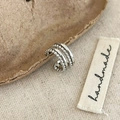 Detail einer minimalistischen silbernen Mehrschicht-Ohrmanschette mit polierten Gliedern - Silber