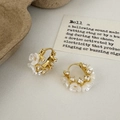 Orecchini a fiore dorati vintage francesi con petali bianchi e pietre di zircone cubico - Orecchini a Cerchio con Fiori e Gemme (A-1637)