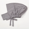 Dettaglio del sottovelo hijab grigio scuro in seta di latte con lacci e pieghe sul retro - Grigio Scuro