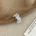 Elegante zilveren oorklem met zirkonia en parels op rustieke getextureerde rekwisieten - Parel Stijl (A-639)