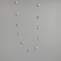 Collier minimaliste avec onze perles blanches rondes sur un fil de pêche invisible - Collier de Perles d'Eau Douce Naturelles