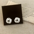 Minimalistische silberne Knotohrringe mit gebürsteter Oberfläche auf Display - Silber