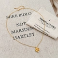 Elegante vergulde rozenhanger ketting op een minimalistische vintage textuur achtergrond - Goud