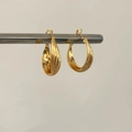 Dettaglio di orecchini a cerchio Mobius dorati a tre strati con finitura lucida e opaca - Orecchini a Cerchio Dorati 3cm
