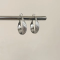 Dettaglio degli orecchini Mobius in argento con anelli intrecciati lucidi e satinati - Orecchini a Cerchio Argentati 3cm