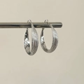 Dettaglio di orecchini a cerchio Mobius in argento con triplo strato satinato e lucido - Orecchini a Cerchio Argentati 4cm