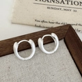 Boucles d'oreilles créoles minimalistes en argent brossé sur fond de lin vintage - Argenté